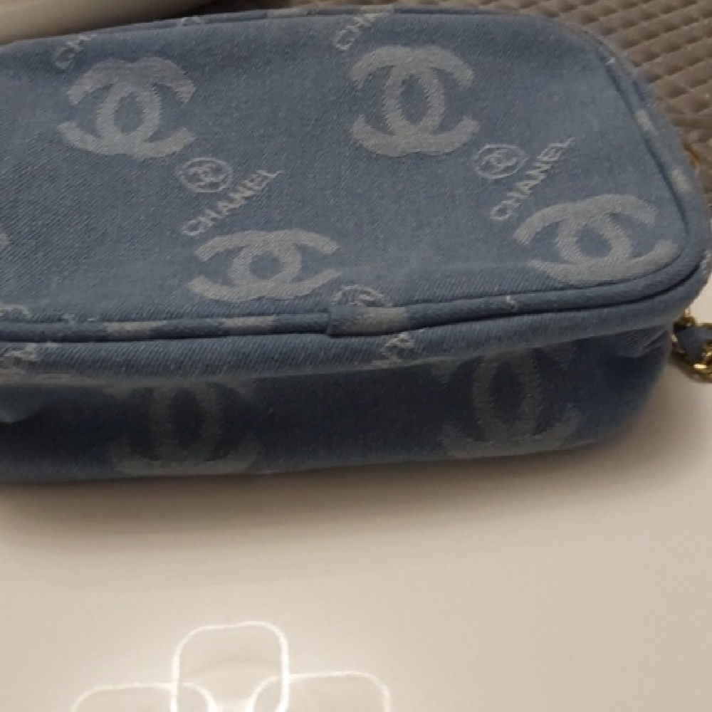 Chanel Denim Crossbody BEAUTY /COSMETIC  Bag with Gold Chain - Picture 4 of 4